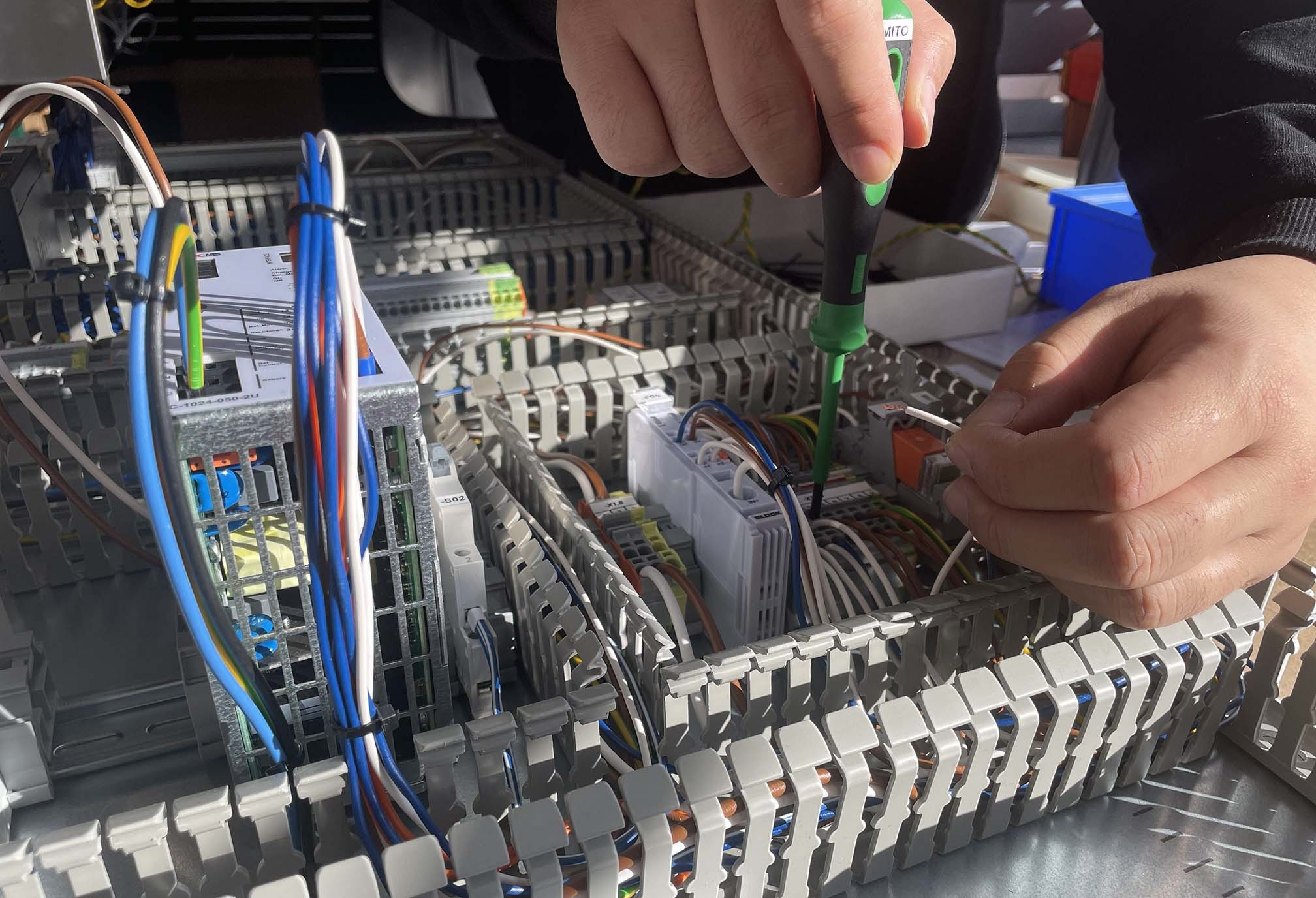 Techniker bei der Arbeit an industriellen Steuerungsanlagen – Schaltschrankbau und Leittechnik für erneuerbare Energien