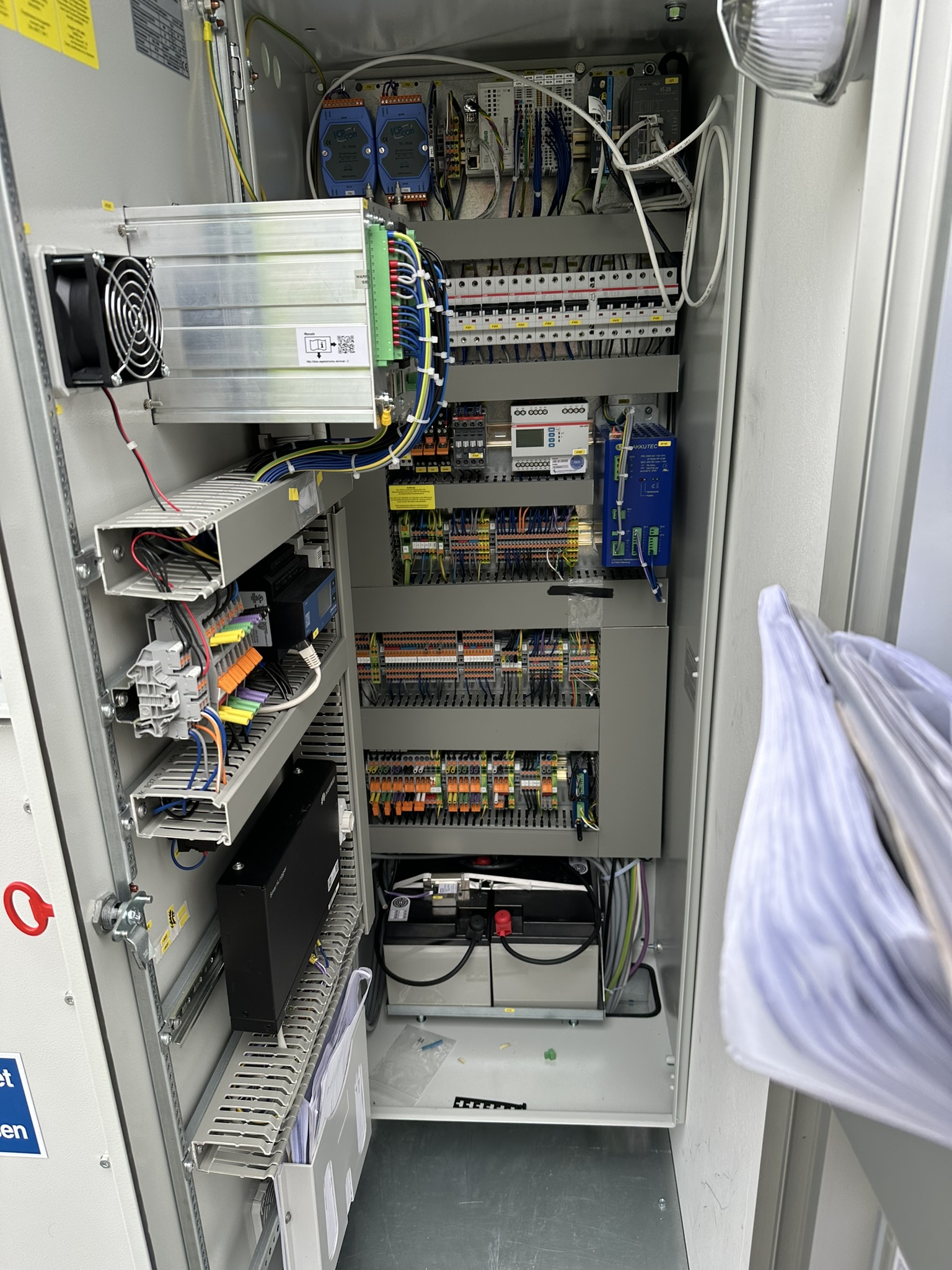 Mischparkregler Schaltschrank – Leittechnik für Windkraft- und Photovoltaikanlagen